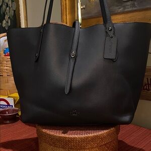 Coach Market Tote Shoulder Bag in Dark Grey polished pebble leather w/turn lock.